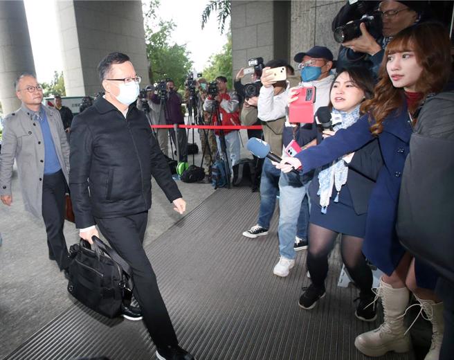 郑文灿（左二）日前在律师陈永来（左一）陪同下出庭应讯。（资料照／范扬光摄）