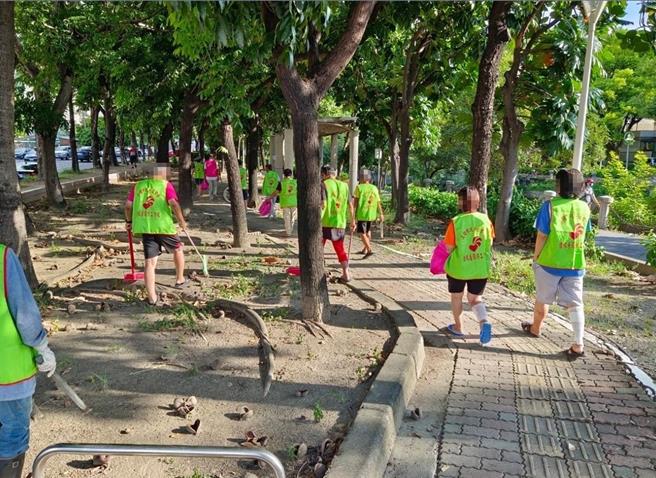 社工率领街友中心住民至社区打扫。（高雄市社会局提供／林雅惠高雄传真）
