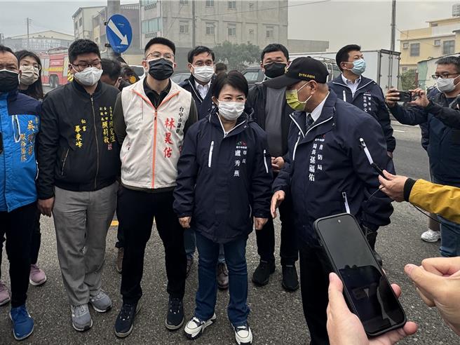 位于台中市大肚区的全联生鲜工厂19日下午1时24分传出火警，受困20人已全数救出，目前5到8人失联，初步在3楼楼梯间发现2人无生命迹象，消防人员持续救援中，台中市长卢秀燕也到场了解情况。（潘虹恩摄）