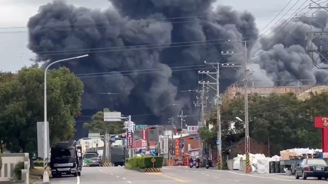 台中全聯倉儲火警導致濃煙密布，環保局提醒彰化地區民眾外出要戴口罩。（民眾提供）