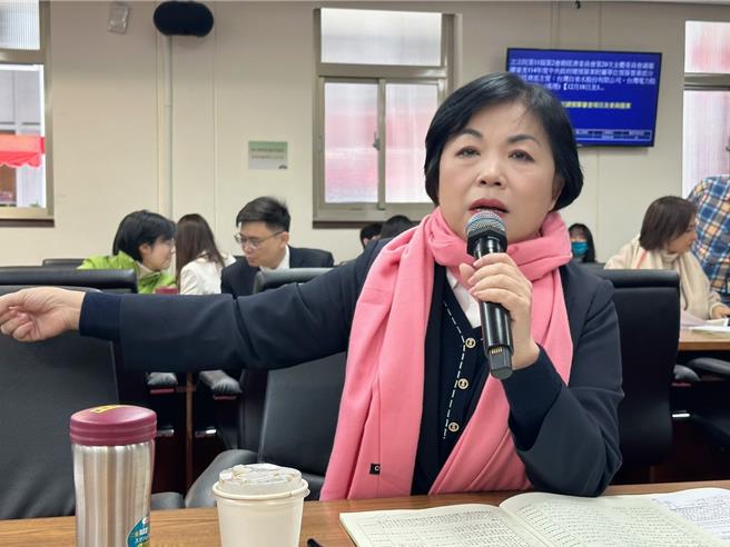 國民黨立委楊瓊瓔在立法院經濟委員會提出減列台中火力發電廠購煤預算60億元，並要求明年中火減煤量達100萬噸。（楊瓊瓔提供）