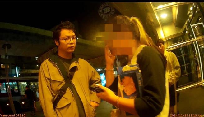 警方在银行ATM前逮捕提款女车手。（翻摄照片／林郁平台北传真）