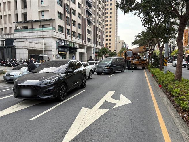 高雄三民區19日發生連撞車禍事故，3輛自小客與1部起重機撞成一團，造成路段車流回堵。（民眾提供／紀爰高雄傳真）