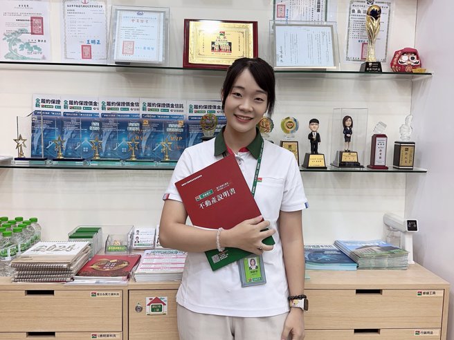 自进入信义房屋的第一天起，信义房屋青埔A19店陈锦亭就不断用行动证明自己的决心，谨记这份来自客户的感动，也感谢一路以来协助过她的贵人们，肯定她的服务，助她在房仲行业发挥自己的价值。(图/信义房屋 提供)