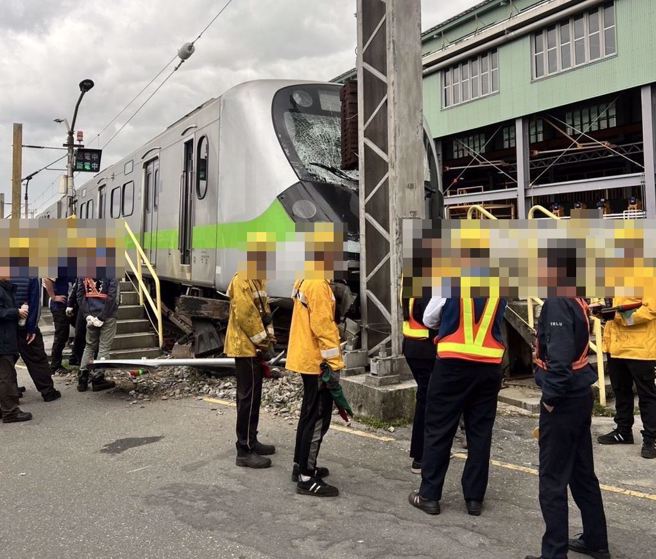 花莲有一列台铁EMU900型区间车，疑调度疏失导致该列车衝撞铁杆。（图／翻摄画面）