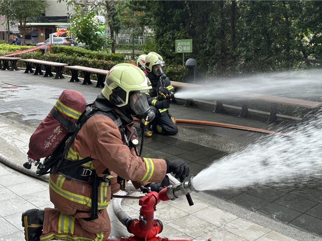 农暦春节将至，伴随民眾採买年货需求增加，大量人潮进出公共场所的机会频繁，新北消防局也未雨绸缪，自今（19）日起办理共7场次之春节抢救演练，首场次已于上午8时30分在板桥某知名商场办理完成。（新北消防局提供）