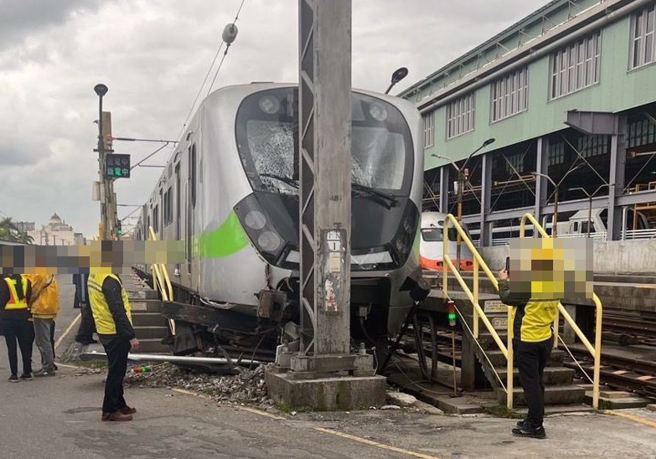 花莲有一列台铁EMU900型区间车，疑调度疏失导致该列车衝撞铁杆。（图／翻摄画面）