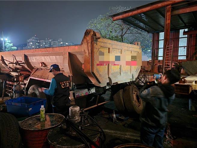 今年3月4日基隆1名阮姓男子在公司停車場除草時，竟被曾男駕駛的大貨車脫落車輪砸中身亡。基隆地院審理後，判處曾男有期徒刑6月，緩刑2年。圖為肇事貨車。（翻攝畫面／徐佑昇基隆傳真）