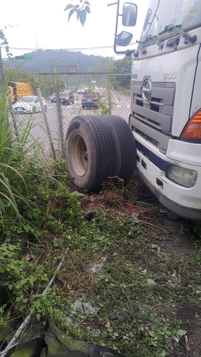 今年3月4日基隆1名阮姓男子在公司停車場除草時，竟被曾男駕駛的大貨車脫落車輪砸中身亡。基隆地院審理後，判處曾男有期徒刑6月，緩刑2年。圖為肇事車輪。（翻攝畫面／徐佑昇基隆傳真）