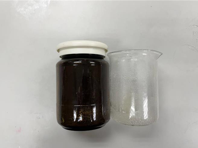 警方查扣到丧尸烟弹烟油等赃证物。（翻摄照片／林郁平台北传真）