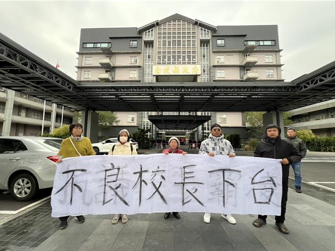 家长们在南投县政府拉白布条要求「不良校长下台」，指控校长措辞不当，出言霸凌学生，根本不适任。（杨静茹摄）