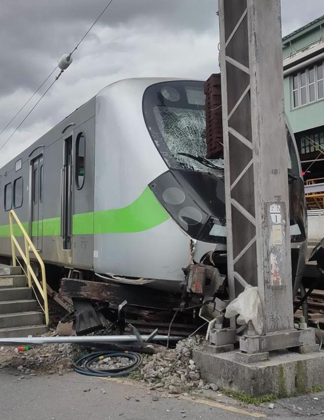 花莲有一列台铁EMU900型区间车，疑调度疏失导致该列车衝撞铁杆。（图／翻摄画面）