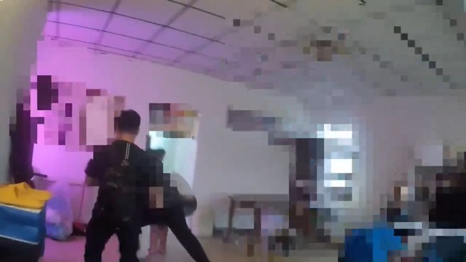 警察破门进入，立即压制嫌犯。(翻摄画面)