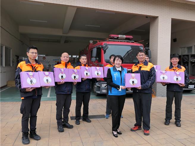 云林县北港溪北港镇段1周内传出3人坠溪，消防人员疲于奔命，19日县长秘书刘玉霞（前左）代表县长张丽善，前往北港消防分队致赠驱寒的「云林良品」慰劳消防人员。（张朝欣摄）