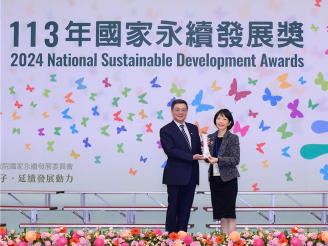 凯基人寿展现卓越永续实力，荣获行政院卓荣泰院长（左）颁发国家永续发展奖，凯基人寿郭瑜玲总经理（右）领奖。（凯基提供）