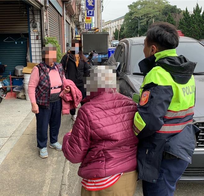 桃園市觀音區85歲黃姓老婦，18日中午獨自外欲回中壢老家，卻因患有失智症忘記回家的路，楊梅警分局員警協助送她返家。（警方提供／廖姮玥桃園傳真）
