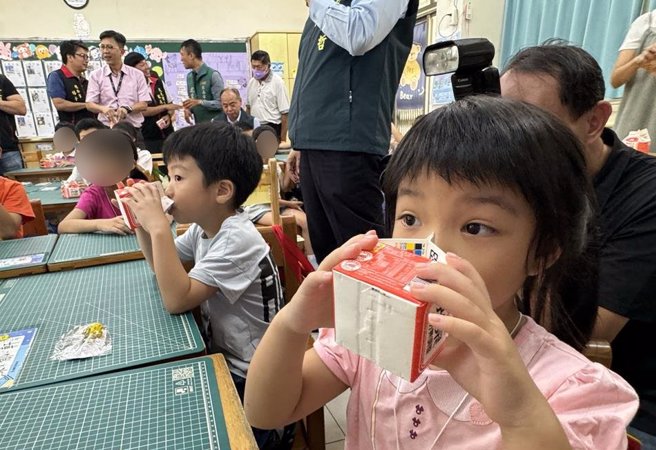 中央「班班有鲜乳」政策喊卡，不少学校直言傻眼。（本报资料照片）
