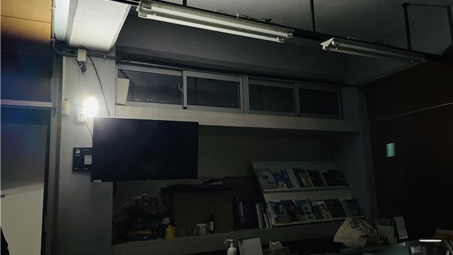 台东市今（19）日晚间17时57分无预警大停电，台东县政府启动紧急照明设备。（萧嘉蕙摄）