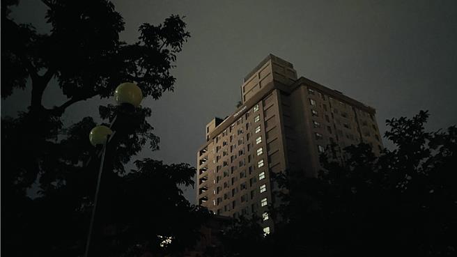 台东桂田喜来登酒店受停电影响，全栋楼灯光熄灭。（萧嘉蕙摄）