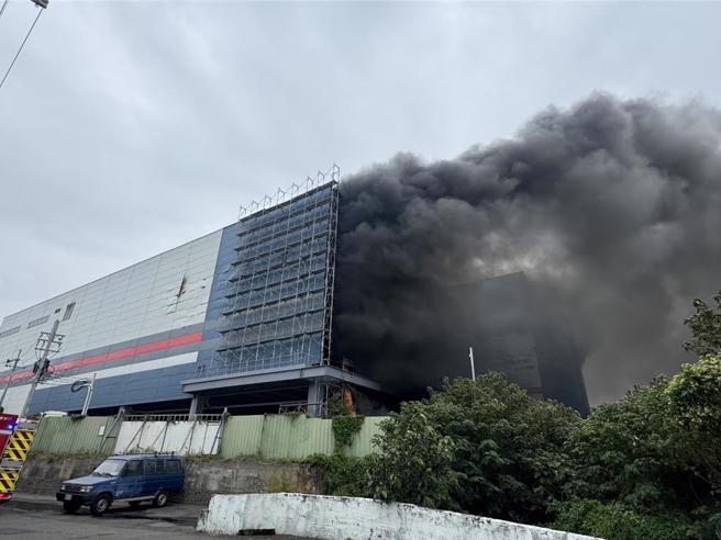 全联台中大肚仓储大火，已造成9死5伤。（图／潘虹恩摄）