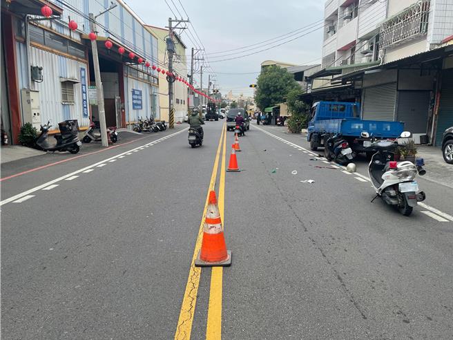 75岁张姓男子骑机车要到某宫庙当志工，行经员林市员水路时，撞上路边小货车，机车卡进车底，送医抢救仍伤重身亡，车祸原因由警方厘清中。（民眾提供／叶静美彰化传真）