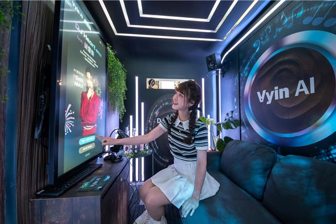 在「AI 潮流探索站」的体验装置中，FEniX MAX化身为AI音乐伙伴，「AI DJ Heart 树洞先生」带来沉浸式音乐声光飨宴。（橘子集团提供）