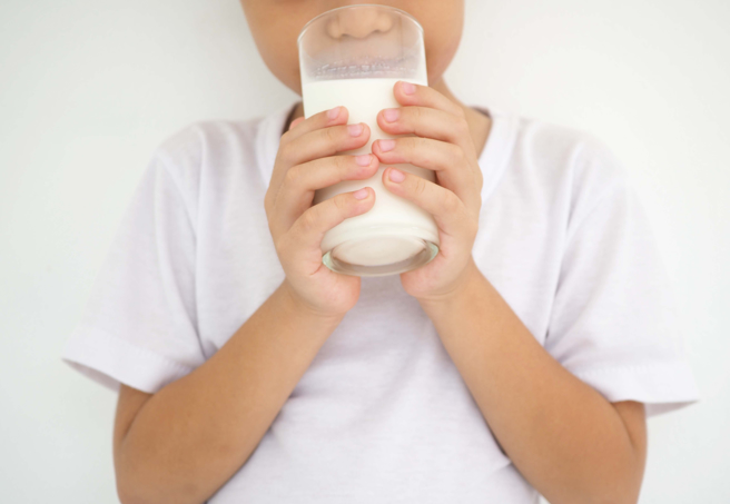 行政院19日宣布，下學期將停辦「班班喝鮮奶」政策。台北市教育局體育及衛生保健科長吳青娟表示，將克服萬難持續努力執行政策。（示意圖:shutterstock/達志）