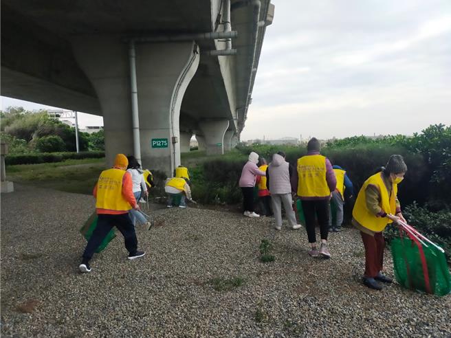宏恩社會福利慈善基金會附設喜願家園慢飛天使認養芳苑鄉西濱快速道路橋下清潔工作。（宏恩基金會提供／葉靜美彰化傳真）