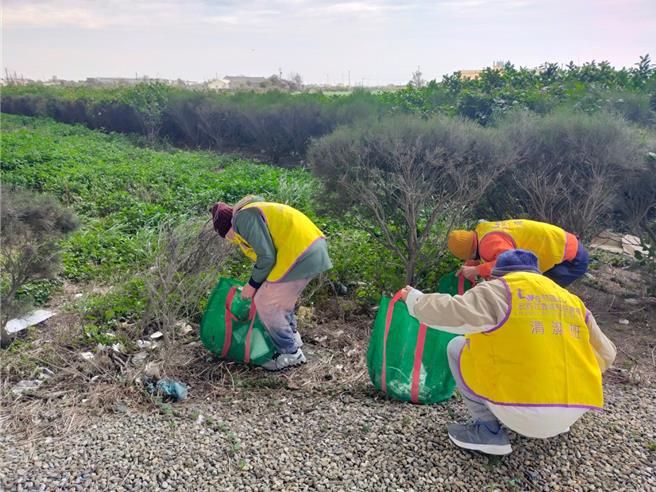 宏恩社會福利慈善基金會附設喜願家園慢飛天使認養芳苑鄉西濱快速道路橋下清潔工作。（宏恩基金會提供／葉靜美彰化傳真）