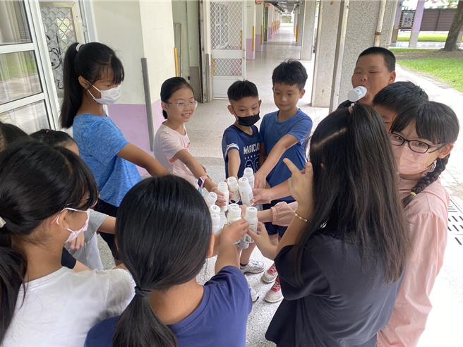 云林2015年提供国小学童每周1次牛奶政策，明年县府预算停编，结果中央政策临时喊卡。（云林县府提供）