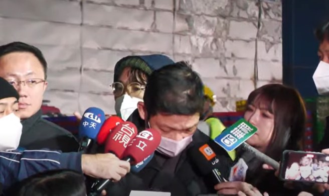 营造业者在现场鞠躬致歉。（翻摄画面）