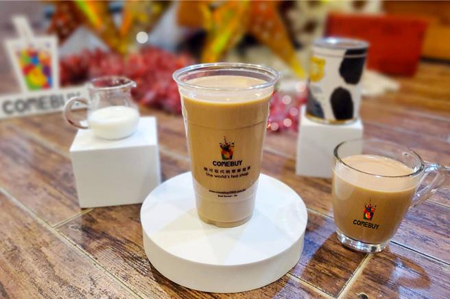 COMEBUY推出(左)烏瓦紅茶拿鐵與(右)港式厚奶。（COMEBUY提供）