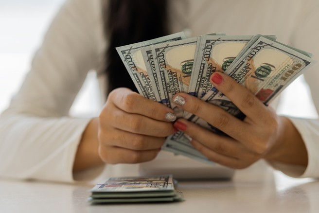 2025年對於牡羊、巨蟹、羊和猴2生肖來說，財運存在一定的風險與挑戰。（示意圖：Shutterstock／達志）
