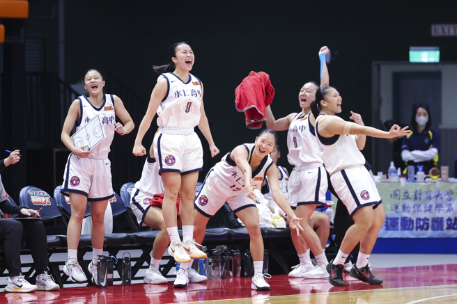HBL女子组预赛19日永仁高中106比44大胜忠明高中，板凳区在场上队友投进三分球后开心欢呼。（高中体总提供）
