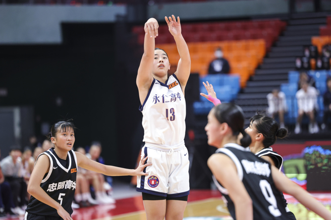 HBL女子组预赛19日永仁高中106比44大胜忠明高中，替补球员黄翊蓁（中）全场贡献22分、15篮板。（高中体总提供）

