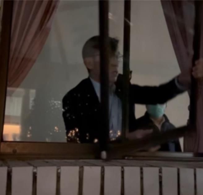 民進黨團在19日晚間9點多夜襲立法院側門，打破玻璃進入議場，想搶占主席台，藍委聽到敲玻璃的聲音，馬上趕到側門，雙方引發口角衝突。（國民黨團提供／陳薏云台北傳真）