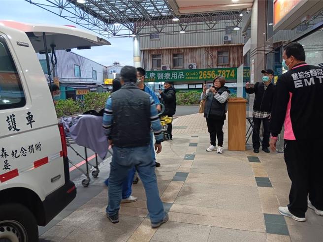 大肚全联大火，目前童医院急诊处理共9位病人，童医院支援救护车载入7名，2人自行就医。（张妍溱摄）