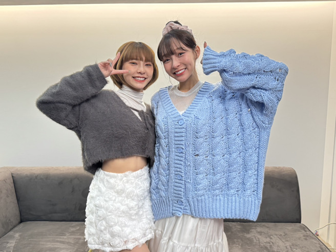 林襄（右）占位风波后首露面，与师妹芷霖接受访问。（图／中天新闻网）