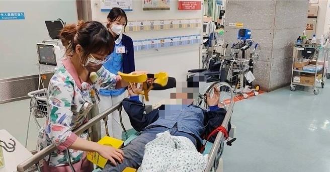 台中大肚倉儲今天發生大火，從下午到晚間，傷者不斷由救護車載送至醫院。（張妍溱攝）