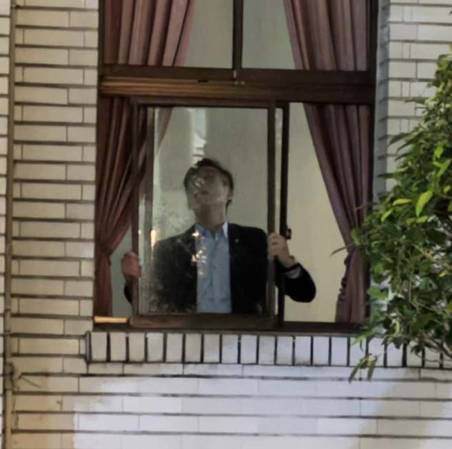 国民党立委王鸿薇19日在脸书表示 ，确定民进党像小偷一样，破窗进入议场。(摘自王鸿薇脸书)

，