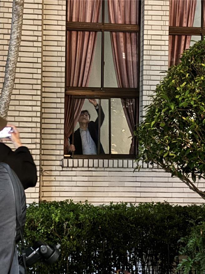 民进党立委成功破坏窗户，闯入议场。（国民党团提供／陈薏云台北传真）