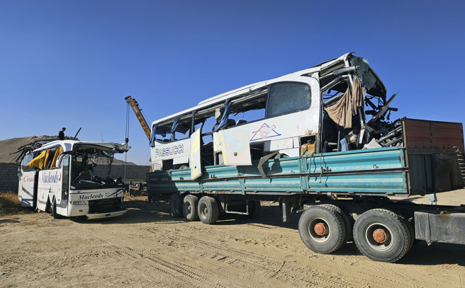 2024年12月19日，阿富汗東南部加茲尼省發生事故後，人們正在拆除受損的公車。（美聯社）