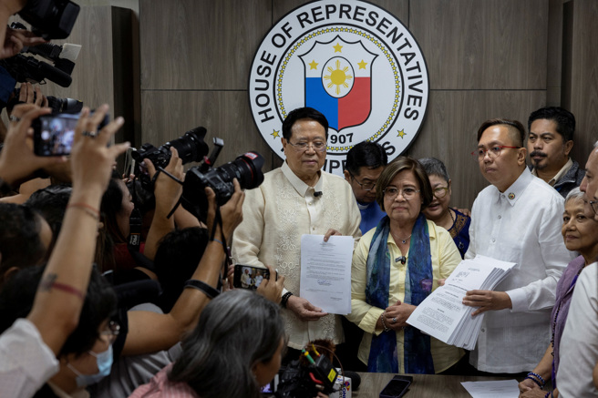 2024年12月2日，菲律宾眾议院秘书以严重不当行为和违宪为由，对副总统萨拉·杜特蒂提出弹劾资料照。本次弹劾状由前政府官员、民间社会和宗教领袖提出。（路透社）