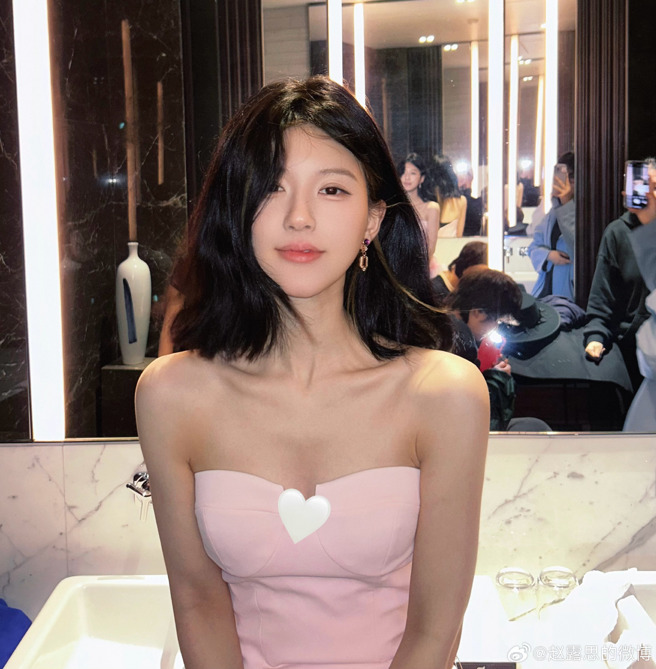 赵露思妆容打扮经常掀起话题。（图／翻摄自赵露思 微博）