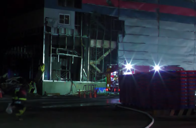 全聯今(19)日大火，有5人的水電工班逃生不及，於3樓夾層喪命。（圖／翻攝自直播畫面）