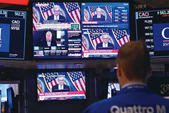 美国联准会（Fed）利率决策会议于台北时间19日凌晨发布政策声明，因12月降息已是市场共识，观察重点在于会后主席鲍尔谈话与点阵图公布。图／美联社