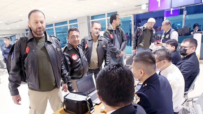 海外震灾急难救助团队抵达机场快速通关后，前往花莲救灾。图／本报资料照片