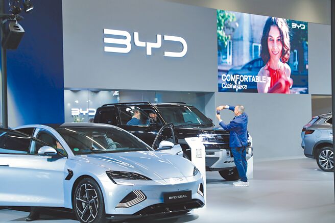 德国法兰克福车展，民眾参观比亚迪电动汽车。（新华社）