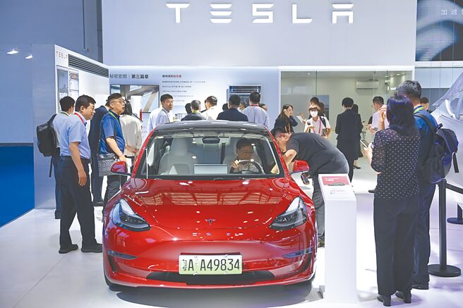 日本两大车厂本田、日产正在协商合併，以应对特斯拉及比亚迪的崛起。图为消费者参观特斯拉电动车。（中新社）