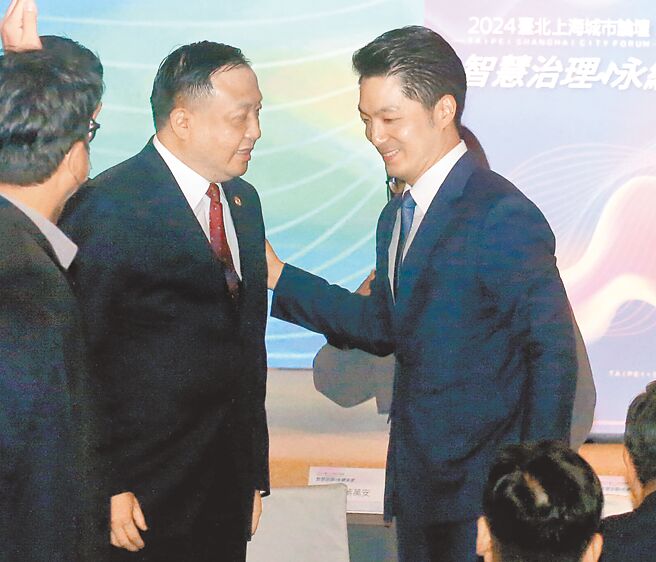 双城论坛圆满落幕，上海预告将推动团客来台观光。图为台北市长蒋万安（右）和上海市副市长华源互动热络。（本报资料照片）